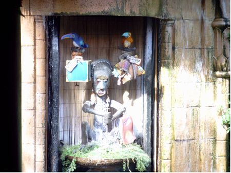 The Enchanted Tiki Room Under New Management photo, from ThemeParkInsider.com